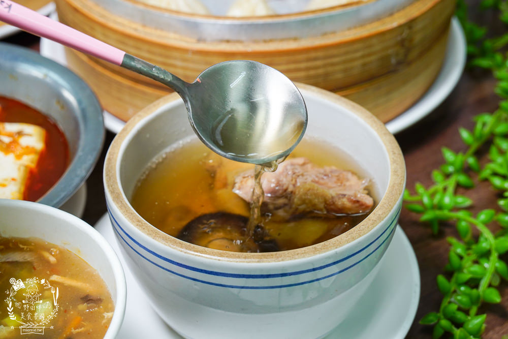 金牌蔥油餅正宗老正興|高雄不輸鼎泰豐的飽滿小籠包!蔥花多到爆出來的人氣必點蔥油餅!