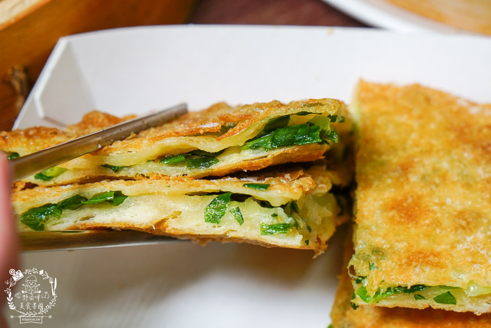 金牌蔥油餅正宗老正興|高雄不輸鼎泰豐的飽滿小籠包!蔥花多到爆出來的人氣必點蔥油餅!