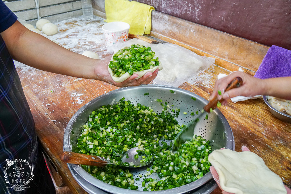 金牌蔥油餅正宗老正興|高雄不輸鼎泰豐的飽滿小籠包!蔥花多到爆出來的人氣必點蔥油餅!