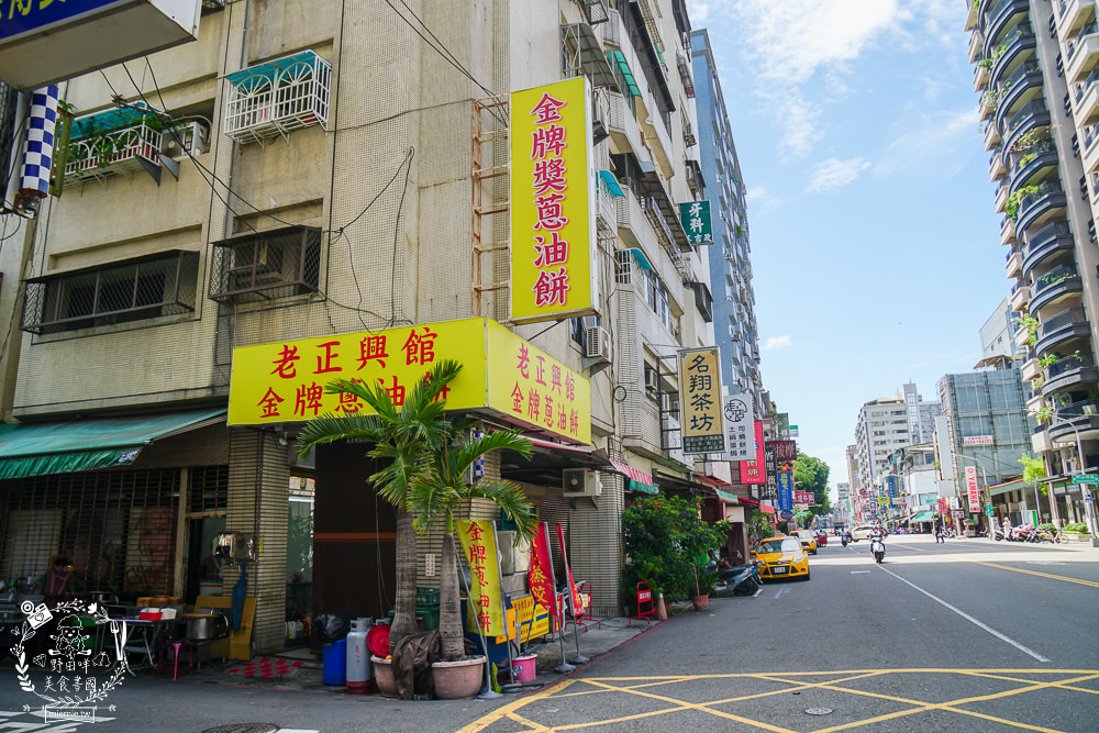 金牌蔥油餅正宗老正興|高雄不輸鼎泰豐的飽滿小籠包!蔥花多到爆出來的人氣必點蔥油餅!