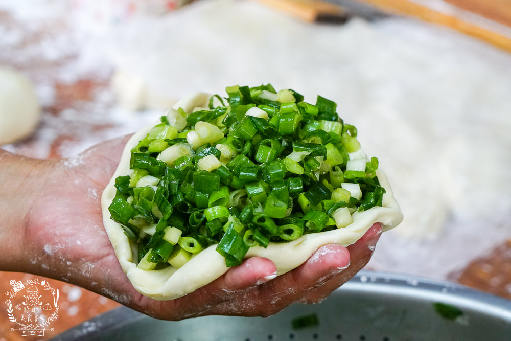 金牌蔥油餅正宗老正興|高雄不輸鼎泰豐的飽滿小籠包!蔥花多到爆出來的人氣必點蔥油餅!