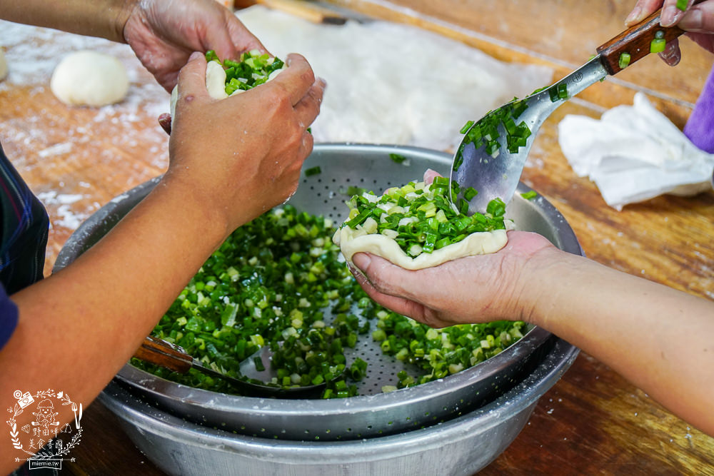 金牌蔥油餅正宗老正興|高雄不輸鼎泰豐的飽滿小籠包!蔥花多到爆出來的人氣必點蔥油餅!