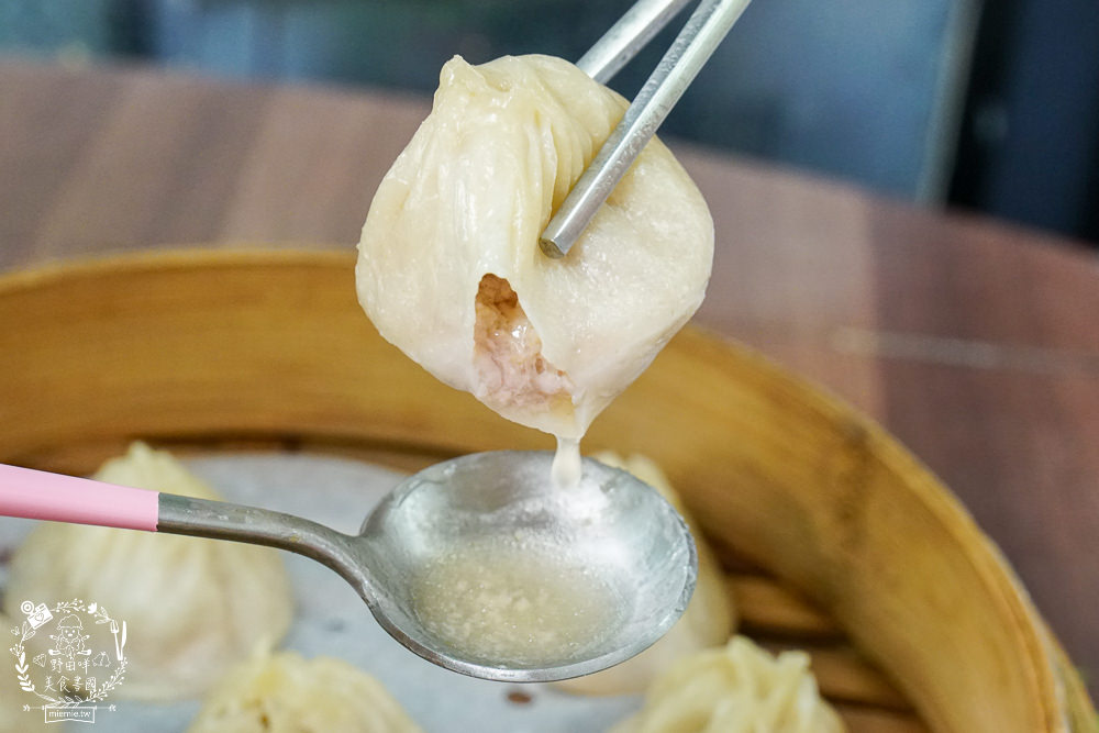 金牌蔥油餅正宗老正興|高雄不輸鼎泰豐的飽滿小籠包!蔥花多到爆出來的人氣必點蔥油餅!