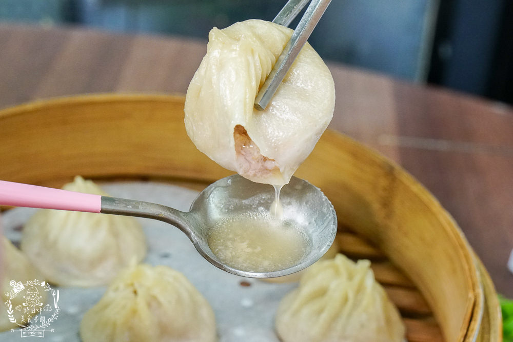 金牌蔥油餅正宗老正興|高雄不輸鼎泰豐的飽滿小籠包!蔥花多到爆出來的人氣必點蔥油餅!