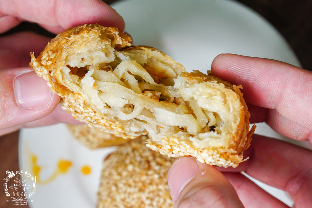 金牌蔥油餅正宗老正興|高雄不輸鼎泰豐的飽滿小籠包!蔥花多到爆出來的人氣必點蔥油餅!
