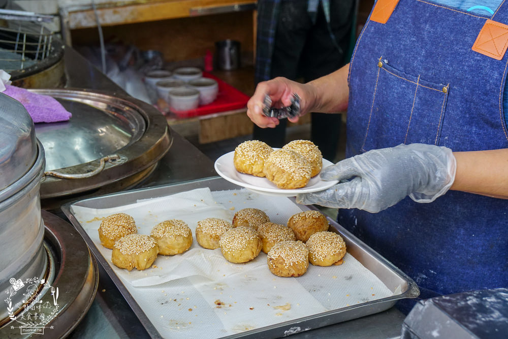 金牌蔥油餅正宗老正興|高雄不輸鼎泰豐的飽滿小籠包!蔥花多到爆出來的人氣必點蔥油餅!