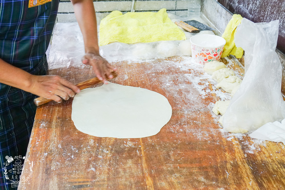 金牌蔥油餅正宗老正興|高雄不輸鼎泰豐的飽滿小籠包!蔥花多到爆出來的人氣必點蔥油餅!