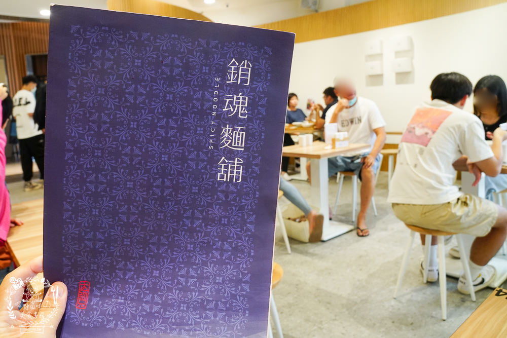 高雄[大師兄銷魂麵舖]台北排隊文青麵店高雄也吃得到了!一桶需炒十小時的手工辣炒催油?微辣Q彈的銷魂麵美味激推!