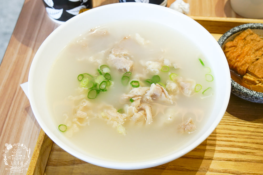 高雄[大師兄銷魂麵舖]台北排隊文青麵店高雄也吃得到了!一桶需炒十小時的手工辣炒催油?微辣Q彈的銷魂麵美味激推!