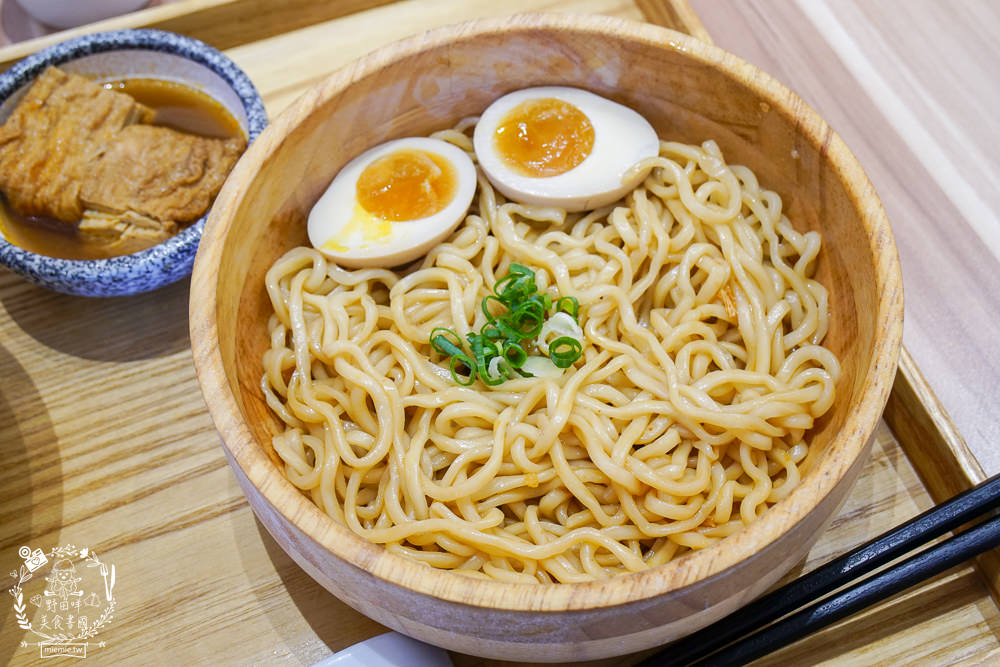 高雄[大師兄銷魂麵舖]台北排隊文青麵店高雄也吃得到了!一桶需炒十小時的手工辣炒催油?微辣Q彈的銷魂麵美味激推!