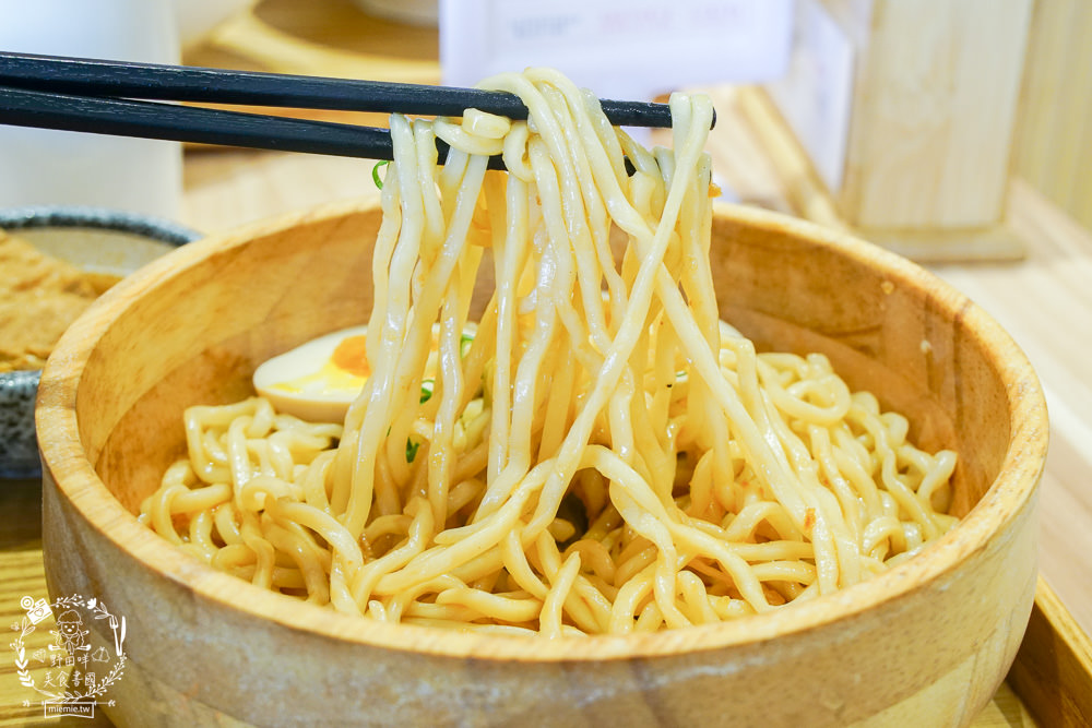 高雄[大師兄銷魂麵舖]台北排隊文青麵店高雄也吃得到了!一桶需炒十小時的手工辣炒催油?微辣Q彈的銷魂麵美味激推!