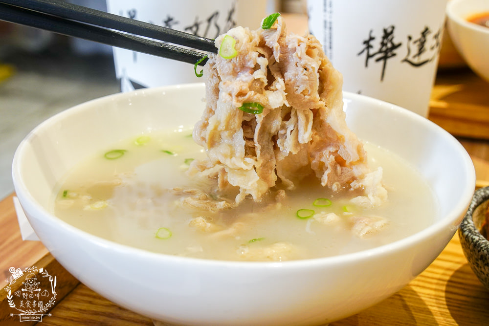 高雄[大師兄銷魂麵舖]台北排隊文青麵店高雄也吃得到了!一桶需炒十小時的手工辣炒催油?微辣Q彈的銷魂麵美味激推!