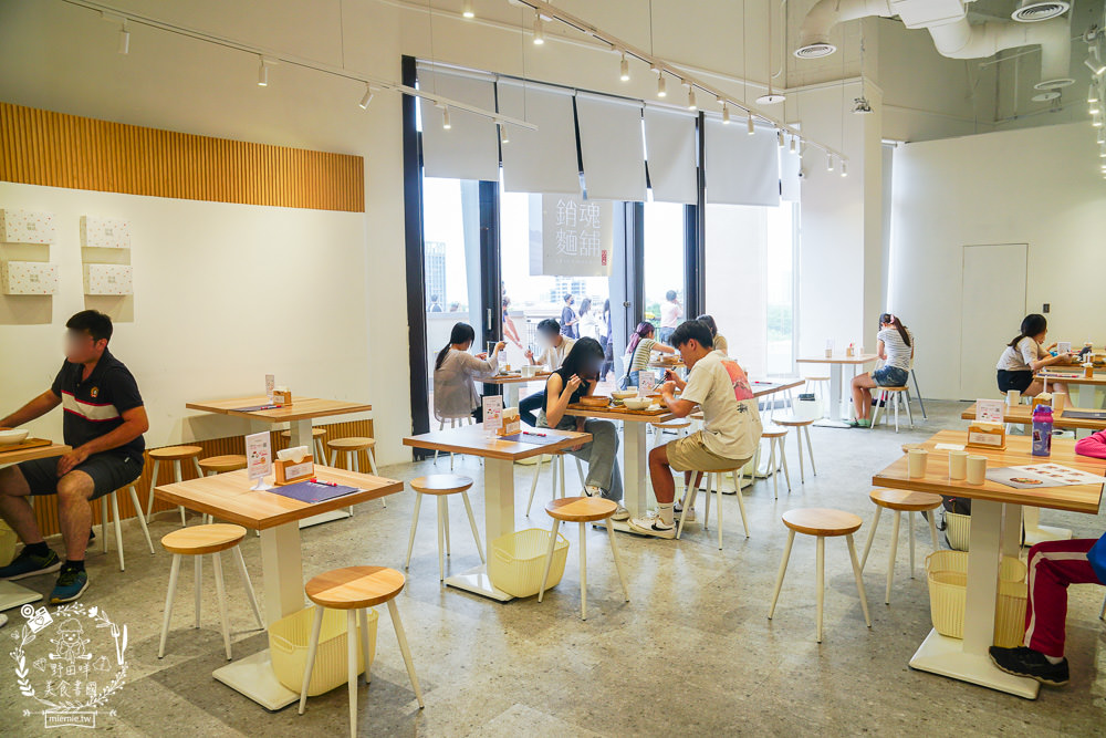 高雄[大師兄銷魂麵舖]台北排隊文青麵店高雄也吃得到了!一桶需炒十小時的手工辣炒催油?微辣Q彈的銷魂麵美味激推!