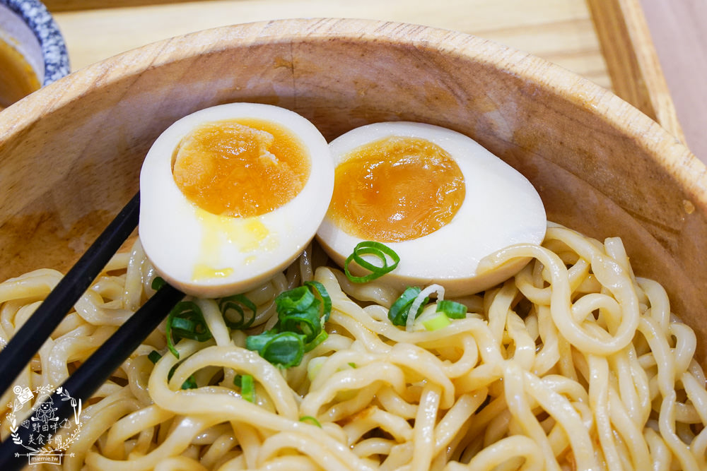 高雄[大師兄銷魂麵舖]台北排隊文青麵店高雄也吃得到了!一桶需炒十小時的手工辣炒催油?微辣Q彈的銷魂麵美味激推!