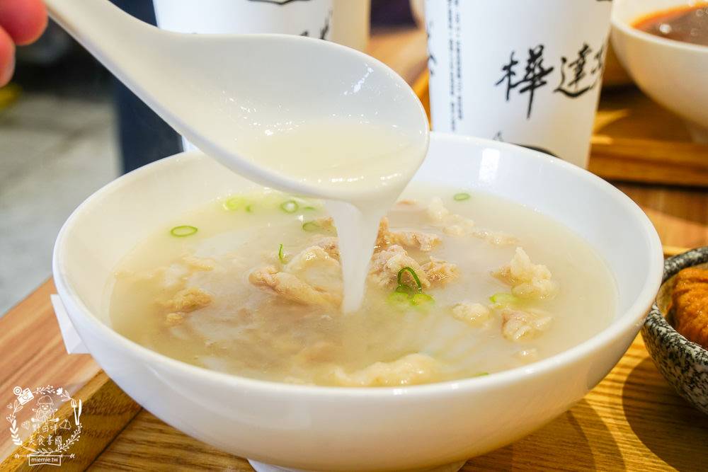 高雄[大師兄銷魂麵舖]台北排隊文青麵店高雄也吃得到了!一桶需炒十小時的手工辣炒催油?微辣Q彈的銷魂麵美味激推!