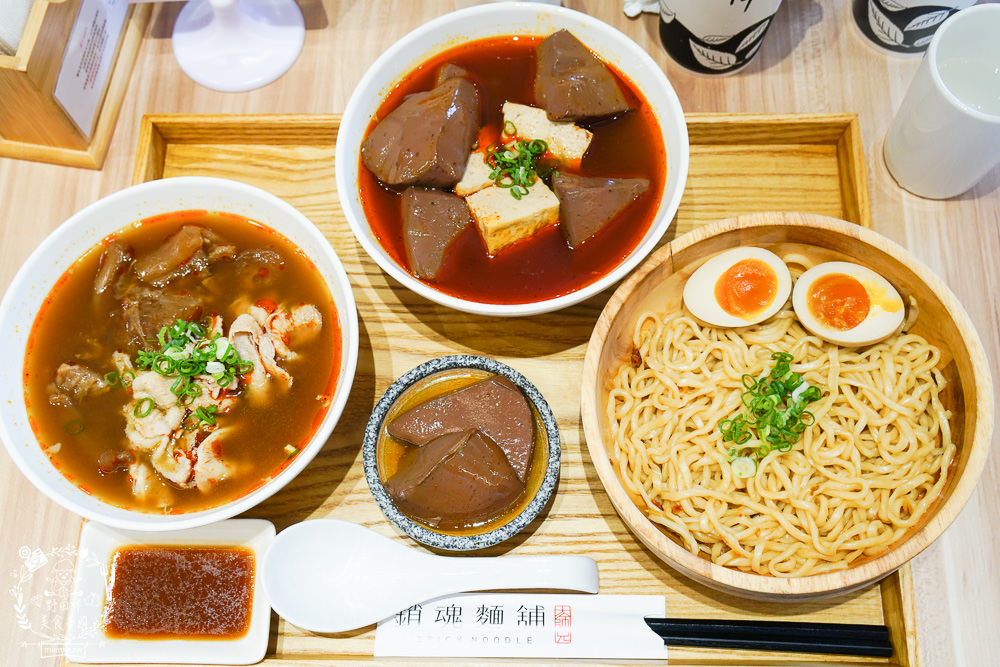 高雄[大師兄銷魂麵舖]台北排隊文青麵店高雄也吃得到了!一桶需炒十小時的手工辣炒催油?微辣Q彈的銷魂麵美味激推!