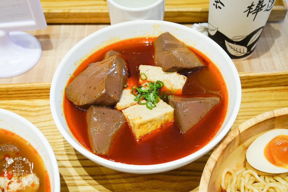 高雄[大師兄銷魂麵舖]台北排隊文青麵店高雄也吃得到了!一桶需炒十小時的手工辣炒催油?微辣Q彈的銷魂麵美味激推!