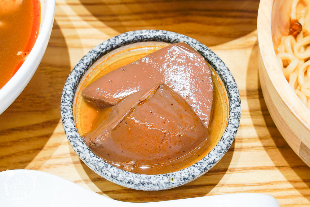 高雄[大師兄銷魂麵舖]台北排隊文青麵店高雄也吃得到了!一桶需炒十小時的手工辣炒催油?微辣Q彈的銷魂麵美味激推!