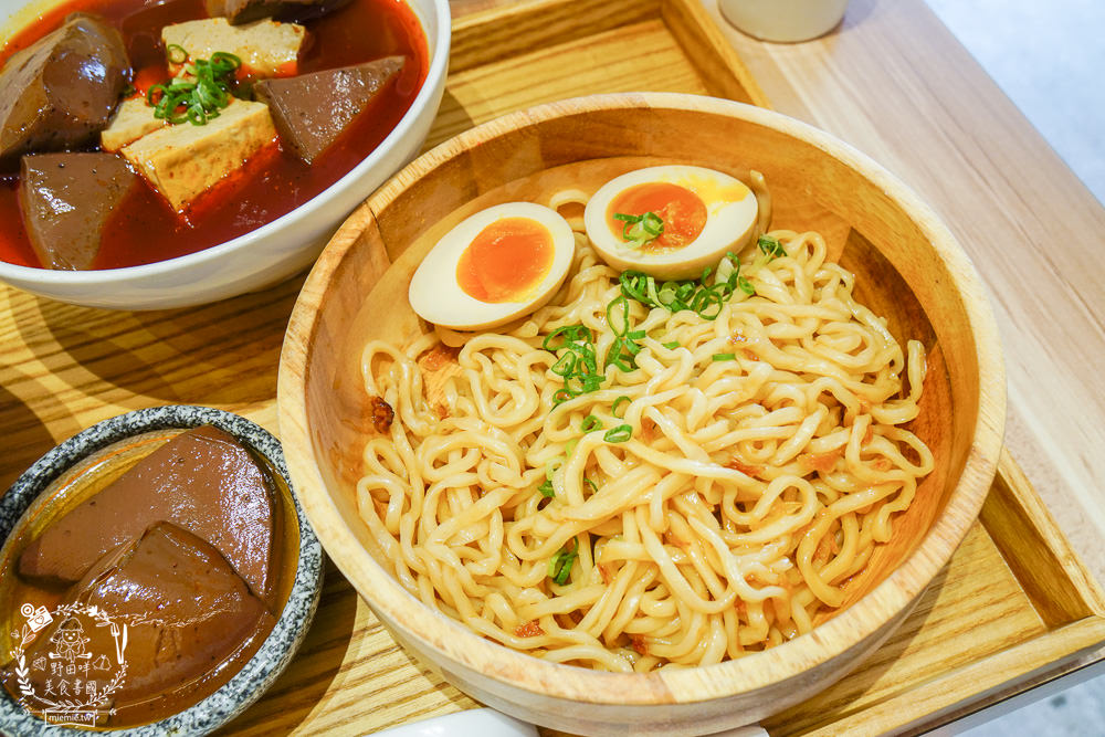 高雄[大師兄銷魂麵舖]台北排隊文青麵店高雄也吃得到了!一桶需炒十小時的手工辣炒催油?微辣Q彈的銷魂麵美味激推!