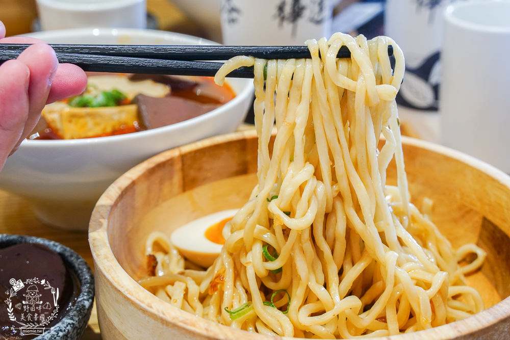 高雄[大師兄銷魂麵舖]台北排隊文青麵店高雄也吃得到了!一桶需炒十小時的手工辣炒催油?微辣Q彈的銷魂麵美味激推!