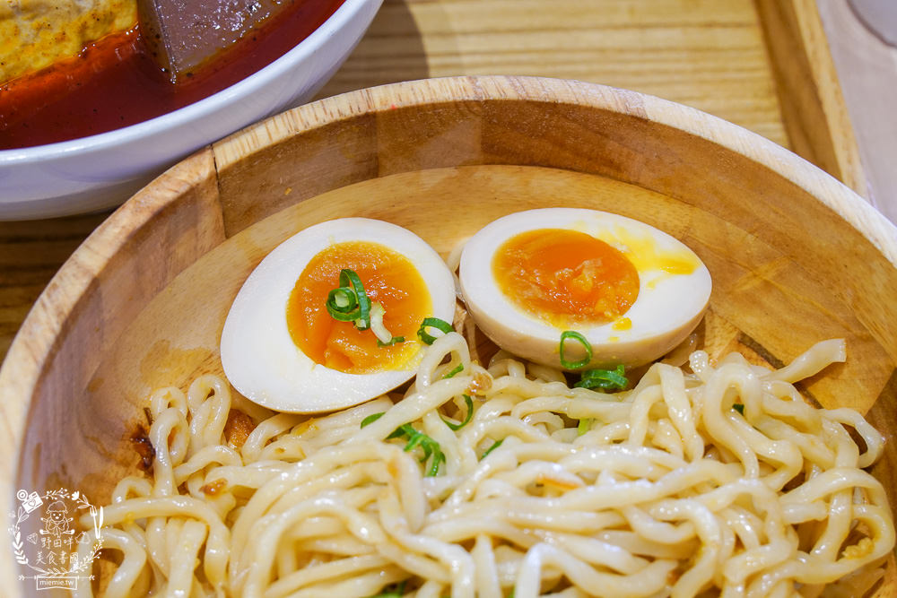 高雄[大師兄銷魂麵舖]台北排隊文青麵店高雄也吃得到了!一桶需炒十小時的手工辣炒催油?微辣Q彈的銷魂麵美味激推!