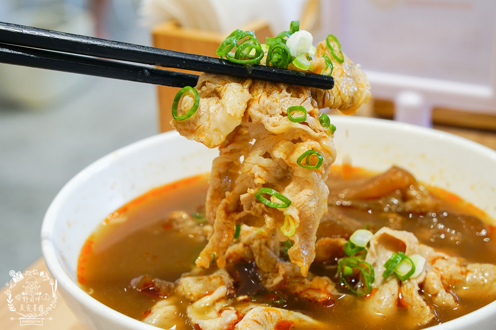 高雄[大師兄銷魂麵舖]台北排隊文青麵店高雄也吃得到了!一桶需炒十小時的手工辣炒催油?微辣Q彈的銷魂麵美味激推!