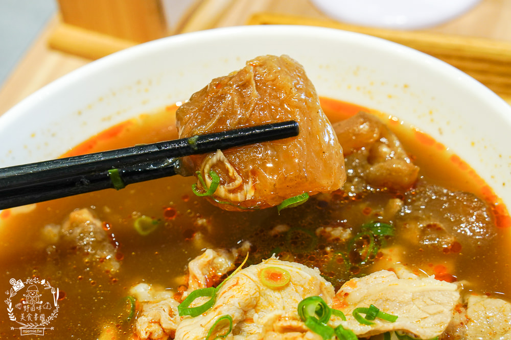 高雄[大師兄銷魂麵舖]台北排隊文青麵店高雄也吃得到了!一桶需炒十小時的手工辣炒催油?微辣Q彈的銷魂麵美味激推!