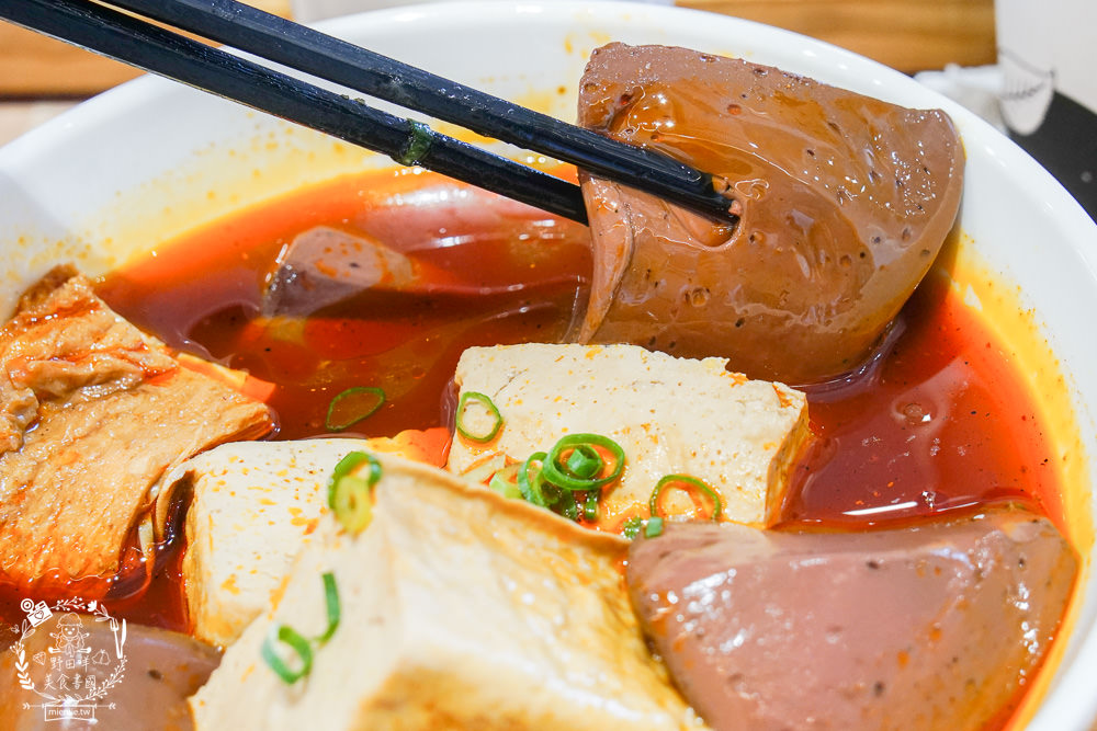 高雄[大師兄銷魂麵舖]台北排隊文青麵店高雄也吃得到了!一桶需炒十小時的手工辣炒催油?微辣Q彈的銷魂麵美味激推!