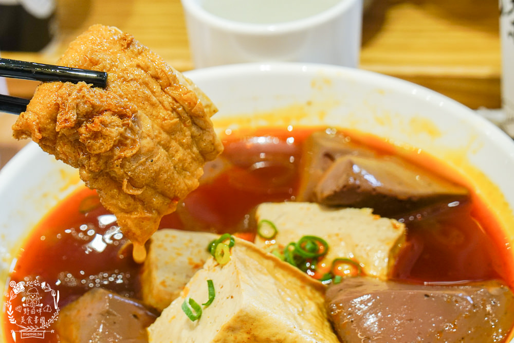 高雄[大師兄銷魂麵舖]台北排隊文青麵店高雄也吃得到了!一桶需炒十小時的手工辣炒催油?微辣Q彈的銷魂麵美味激推!