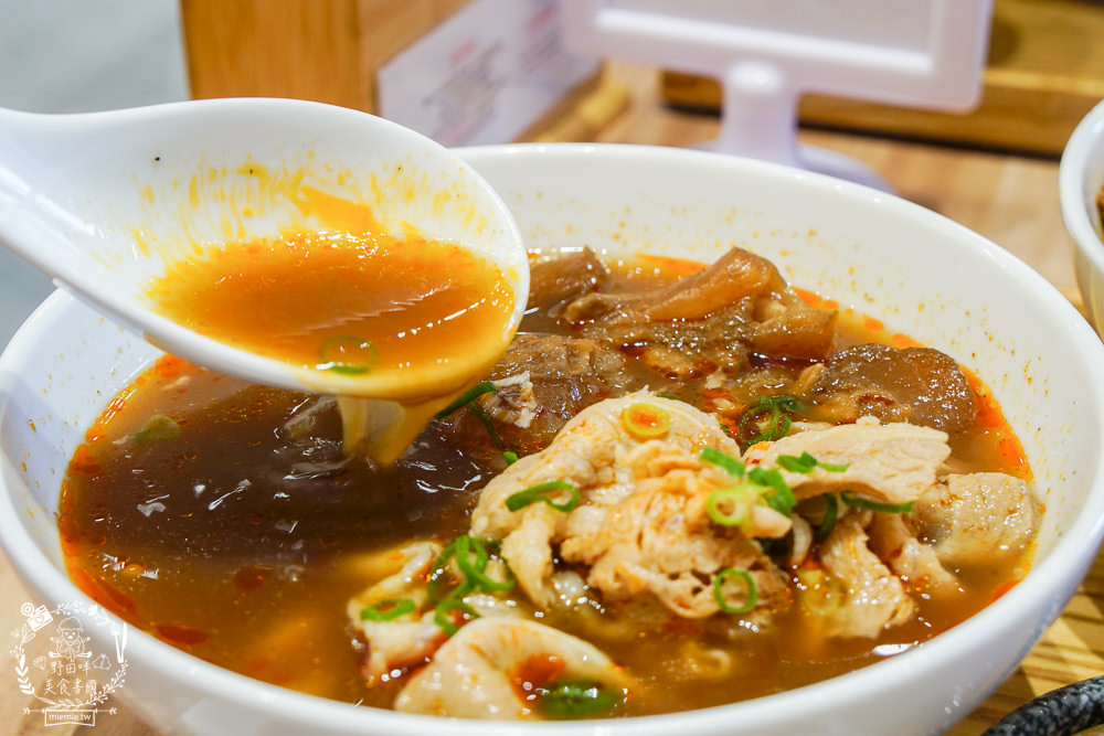 高雄[大師兄銷魂麵舖]台北排隊文青麵店高雄也吃得到了!一桶需炒十小時的手工辣炒催油?微辣Q彈的銷魂麵美味激推!