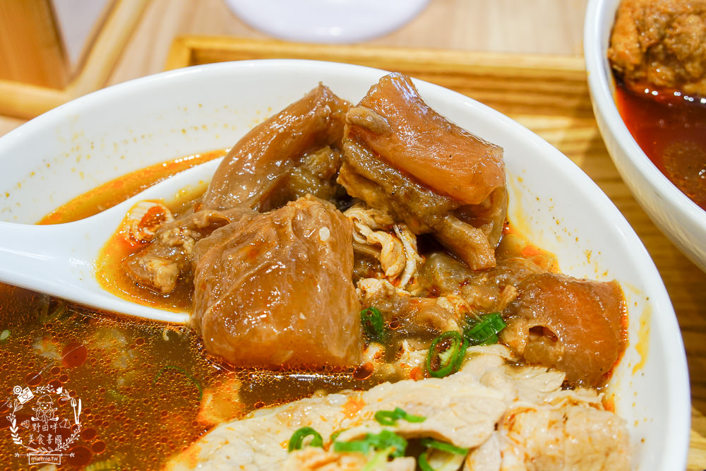 高雄[大師兄銷魂麵舖]台北排隊文青麵店高雄也吃得到了!一桶需炒十小時的手工辣炒催油?微辣Q彈的銷魂麵美味激推!