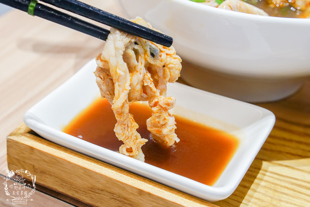 高雄[大師兄銷魂麵舖]台北排隊文青麵店高雄也吃得到了!一桶需炒十小時的手工辣炒催油?微辣Q彈的銷魂麵美味激推!