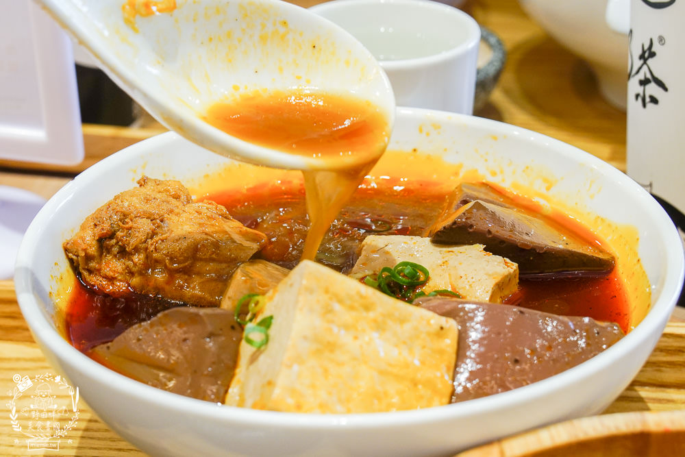 高雄[大師兄銷魂麵舖]台北排隊文青麵店高雄也吃得到了!一桶需炒十小時的手工辣炒催油?微辣Q彈的銷魂麵美味激推!