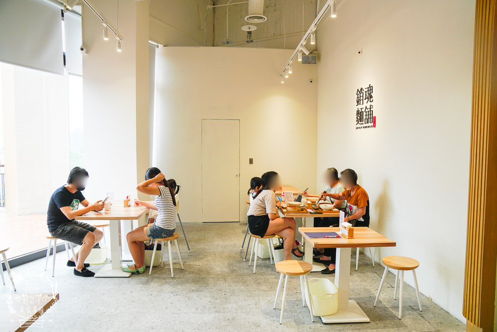 高雄[大師兄銷魂麵舖]台北排隊文青麵店高雄也吃得到了!一桶需炒十小時的手工辣炒催油?微辣Q彈的銷魂麵美味激推!