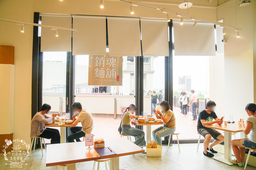 高雄[大師兄銷魂麵舖]台北排隊文青麵店高雄也吃得到了!一桶需炒十小時的手工辣炒催油?微辣Q彈的銷魂麵美味激推!
