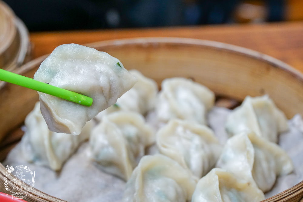 高雄[陳記手工蒸餃專賣店]武廟商圈的人氣小吃!鴨肉飯+蒸餃人氣必點!武廟美食推薦!