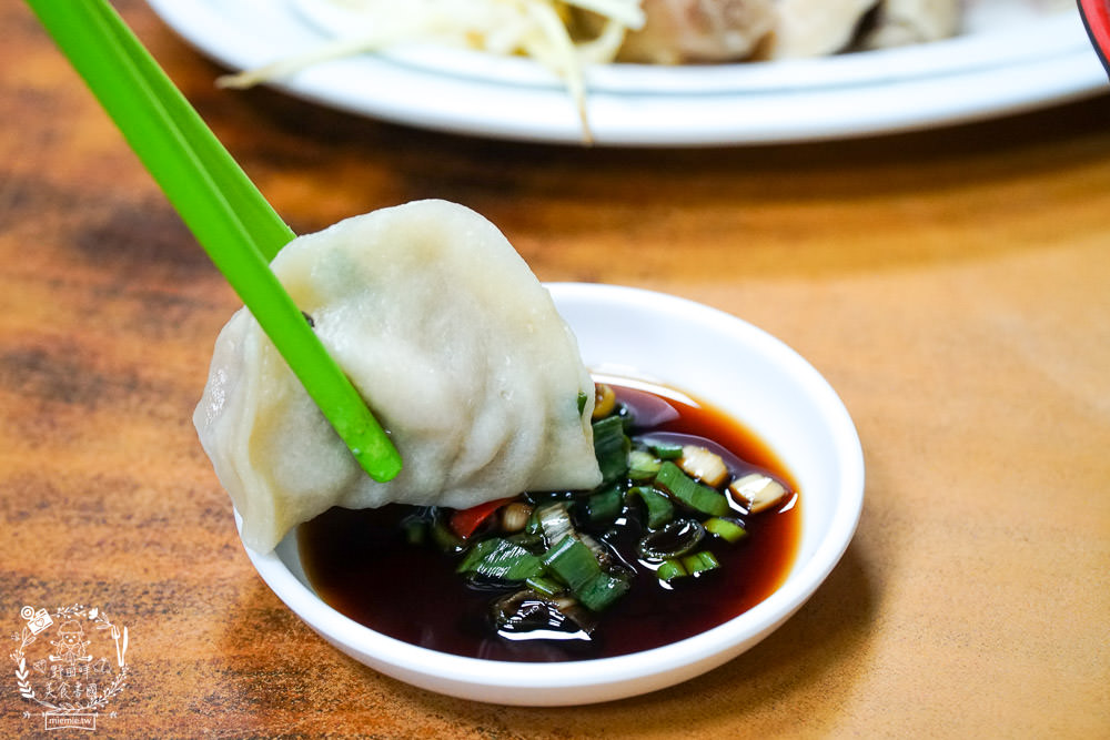 高雄[陳記手工蒸餃專賣店]武廟商圈的人氣小吃!鴨肉飯+蒸餃人氣必點!武廟美食推薦!