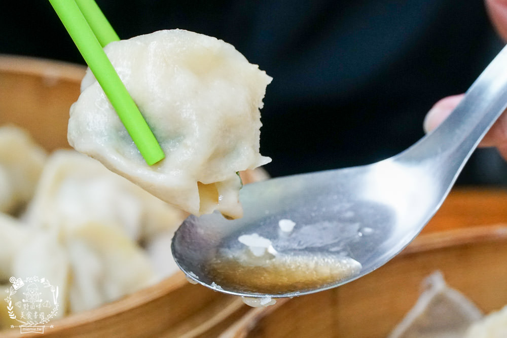 高雄[陳記手工蒸餃專賣店]武廟商圈的人氣小吃!鴨肉飯+蒸餃人氣必點!武廟美食推薦!