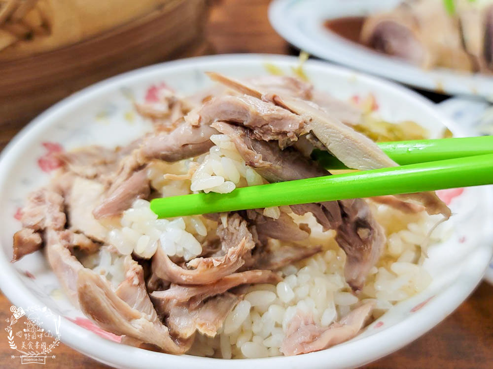 高雄[陳記手工蒸餃專賣店]武廟商圈的人氣小吃!鴨肉飯+蒸餃人氣必點!武廟美食推薦!