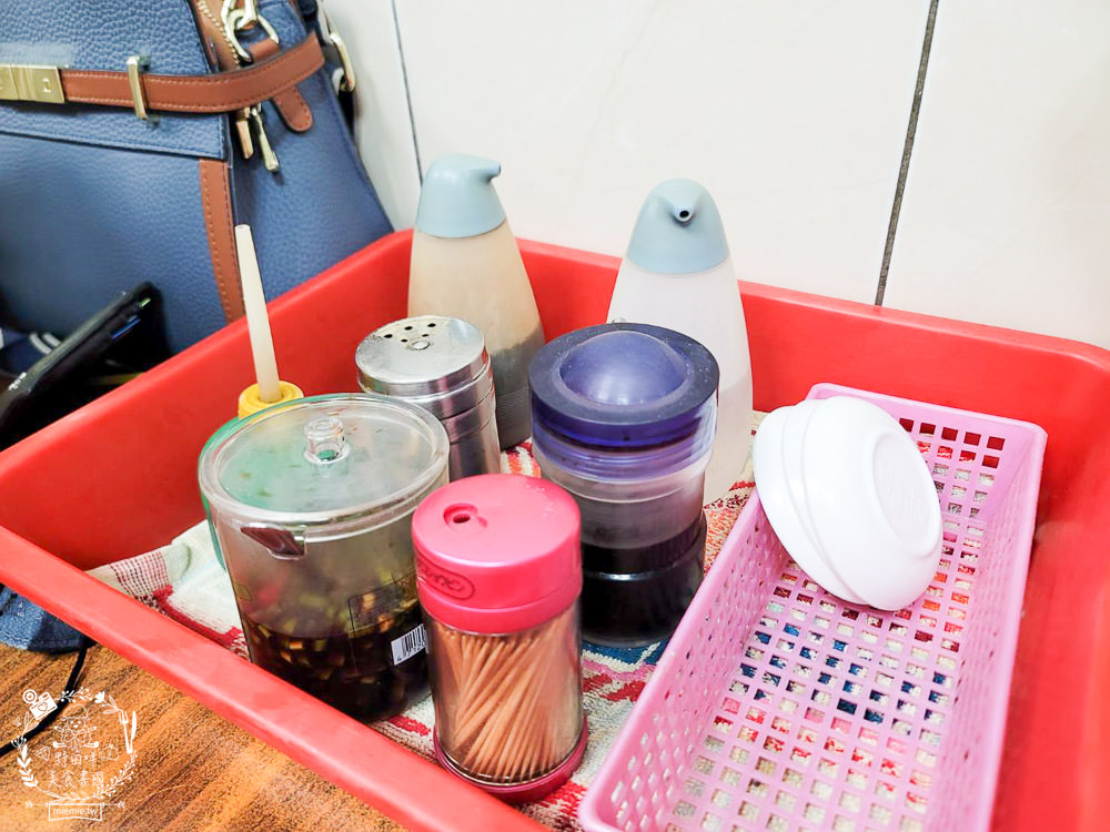 高雄[陳記手工蒸餃專賣店]武廟商圈的人氣小吃!鴨肉飯+蒸餃人氣必點!武廟美食推薦!