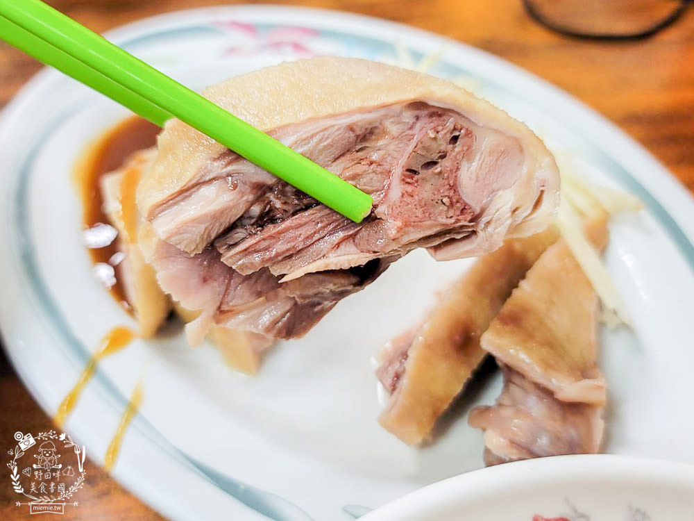 高雄[陳記手工蒸餃專賣店]武廟商圈的人氣小吃!鴨肉飯+蒸餃人氣必點!武廟美食推薦!