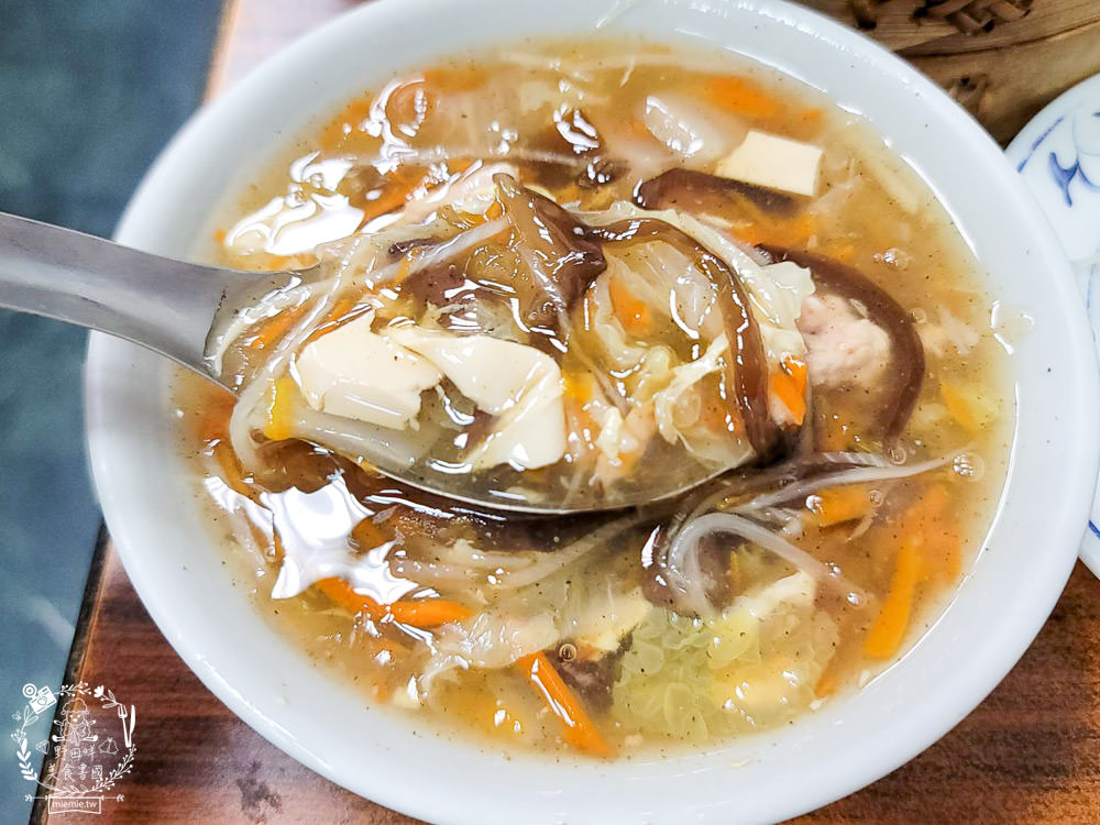 高雄[陳記手工蒸餃專賣店]武廟商圈的人氣小吃!鴨肉飯+蒸餃人氣必點!武廟美食推薦!