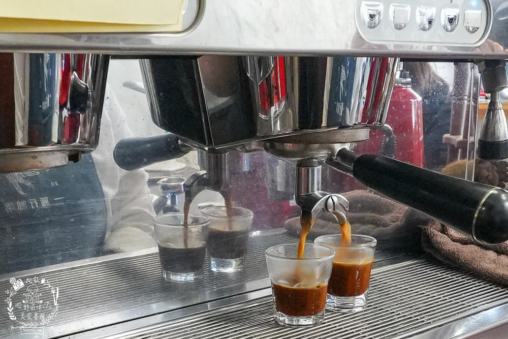 屏東咖啡店推薦[雁行咖啡館]隱藏在屏東市區的老宅咖啡店!堅持每支豆子都要手工挑豆!