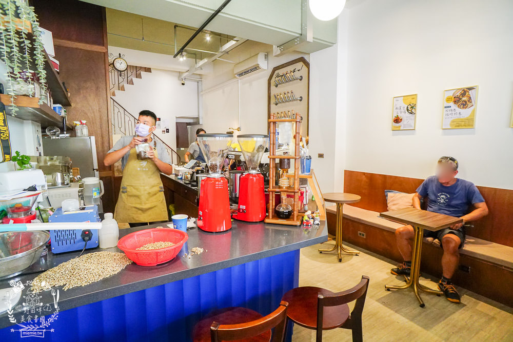 屏東咖啡廳推薦[雁行咖啡]勝利星村附近的人氣老宅咖啡廳!超多甜點蔬食料理可以品嚐!