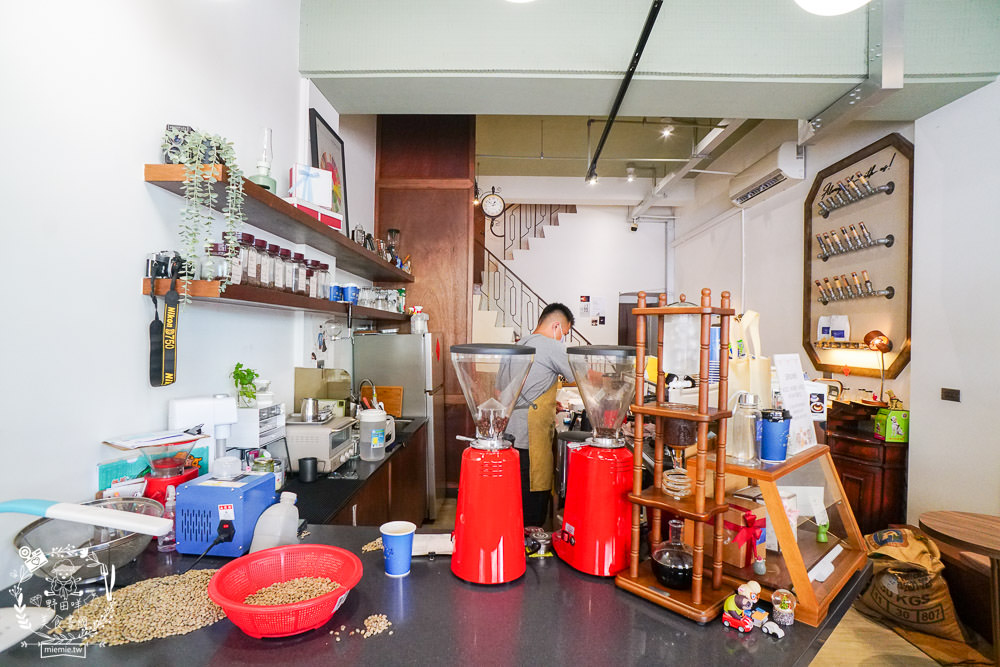 屏東咖啡廳推薦[雁行咖啡]勝利星村附近的人氣老宅咖啡廳!超多甜點蔬食料理可以品嚐!