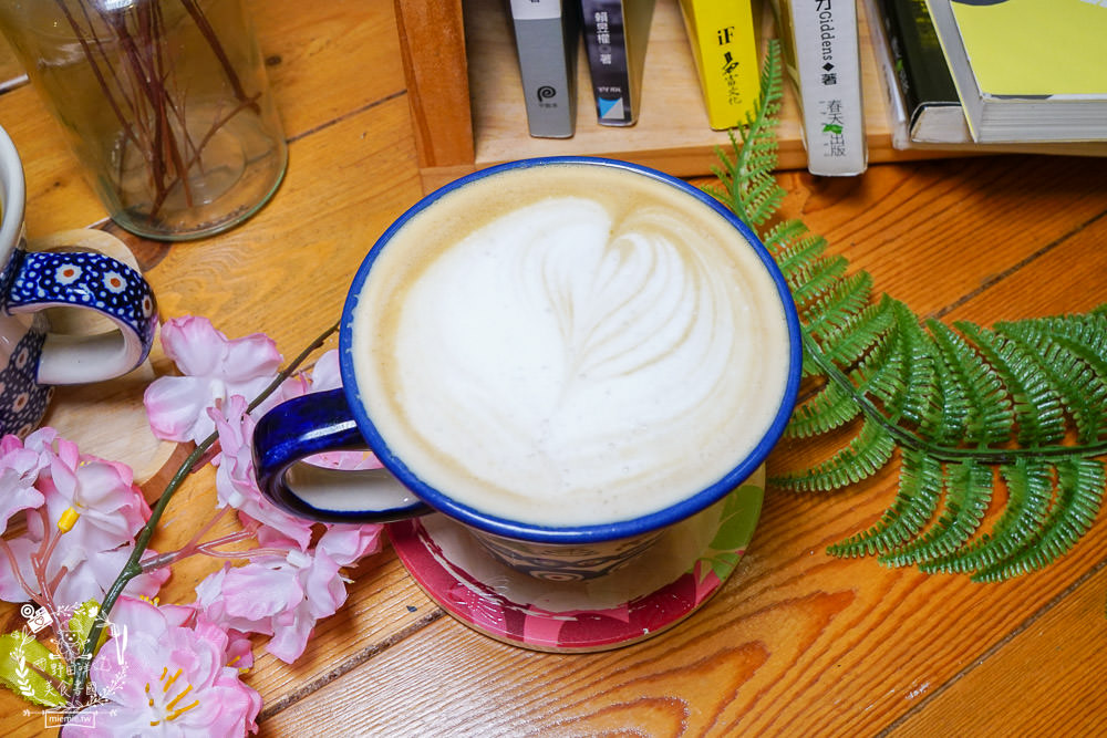 屏東咖啡廳推薦[雁行咖啡]勝利星村附近的人氣老宅咖啡廳!超多甜點蔬食料理可以品嚐!