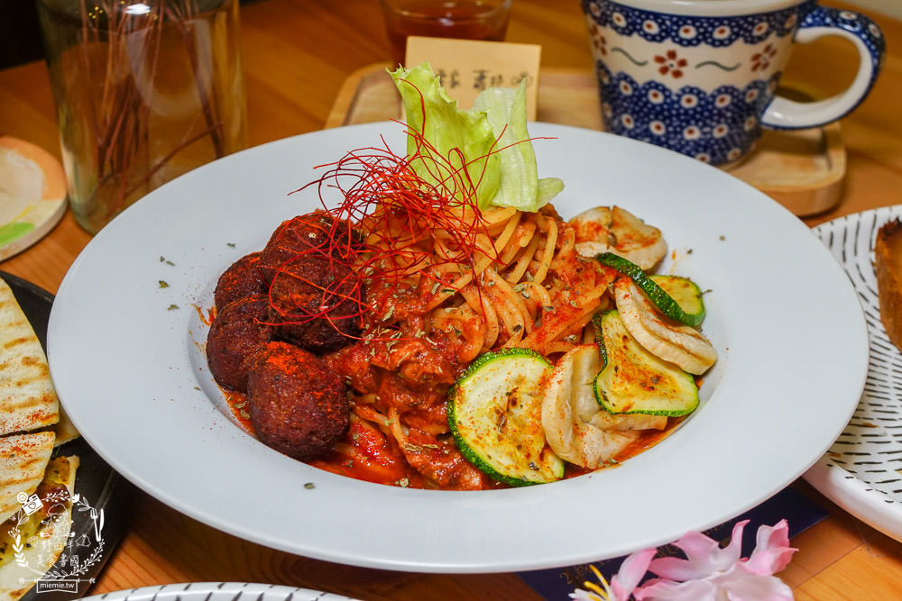 屏東咖啡廳推薦[雁行咖啡]勝利星村附近的人氣老宅咖啡廳!超多甜點蔬食料理可以品嚐!