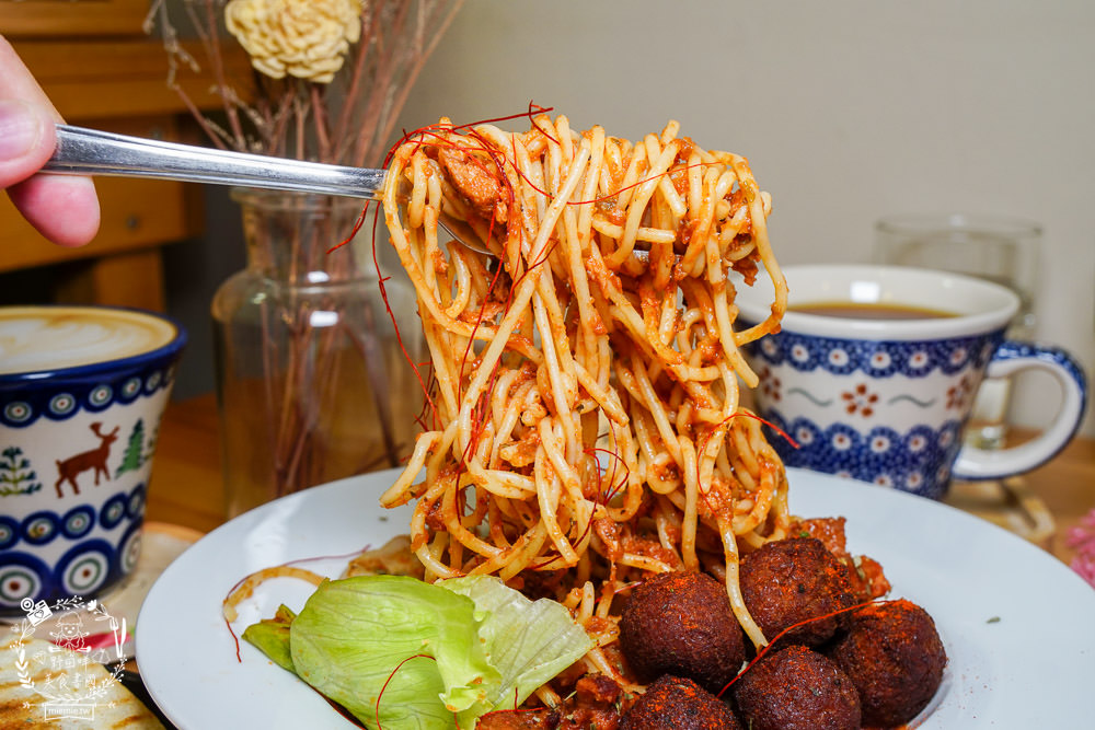 屏東咖啡廳推薦[雁行咖啡]勝利星村附近的人氣老宅咖啡廳!超多甜點蔬食料理可以品嚐!