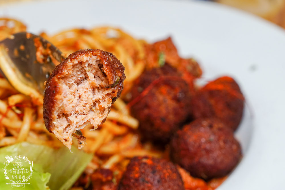 屏東咖啡廳推薦[雁行咖啡]勝利星村附近的人氣老宅咖啡廳!超多甜點蔬食料理可以品嚐!