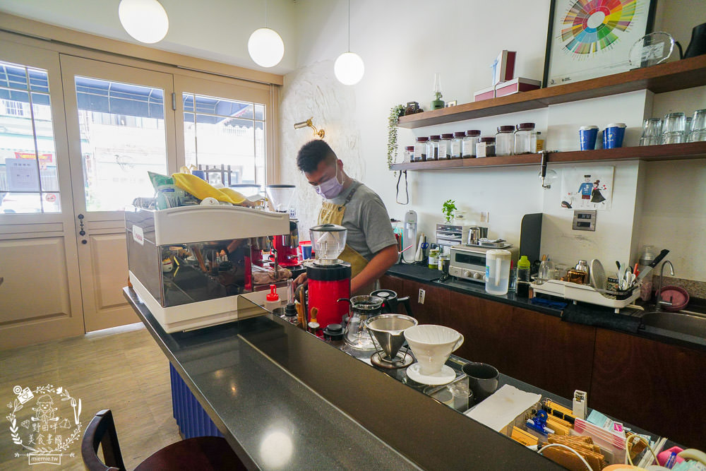 屏東咖啡廳推薦[雁行咖啡]勝利星村附近的人氣老宅咖啡廳!超多甜點蔬食料理可以品嚐!